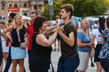 Wroclaw, Polonya - 31 Temmuz 2021: Rueda de Casino pazar meydanında açık etkinlik