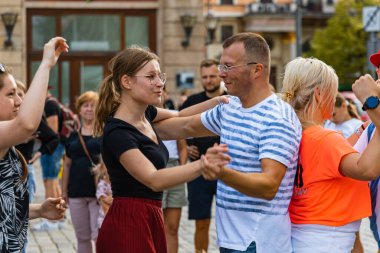 Wroclaw, Polonya - 31 Temmuz 2021: Rueda de Casino pazar meydanında açık etkinlik