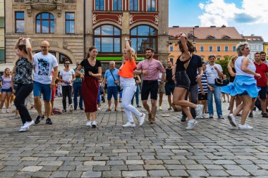 Wroclaw, Polonya - 31 Temmuz 2021: Rueda de Casino pazar meydanında açık etkinlik