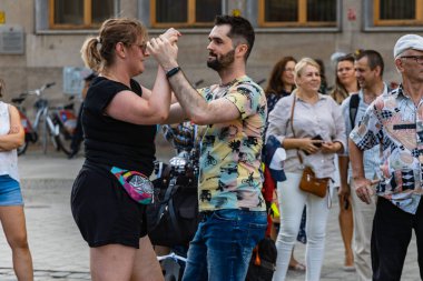 Wroclaw, Polonya - 31 Temmuz 2021: Rueda de Casino pazar meydanında açık etkinlik