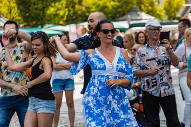 Wroclaw, Polonya - 31 Temmuz 2021: Rueda de Casino pazar meydanında açık etkinlik