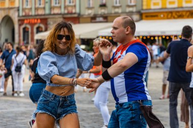 Wroclaw, Polonya - 31 Temmuz 2021: Rueda de Casino pazar meydanında açık etkinlik