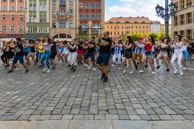 Wroclaw, Polonya - 31 Temmuz 2021: Rueda de Casino pazar meydanında açık etkinlik