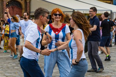 Wroclaw, Polonya - 31 Temmuz 2021: Rueda de Casino pazar meydanında açık etkinlik