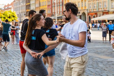 Wroclaw, Polonya - 31 Temmuz 2021: Rueda de Casino pazar meydanında açık etkinlik