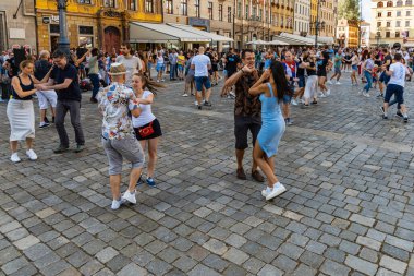 Wroclaw, Polonya - 31 Temmuz 2021: Rueda de Casino pazar meydanında açık etkinlik