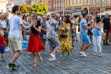 Wroclaw, Polonya - 31 Temmuz 2021: Rueda de Casino pazar meydanında açık etkinlik