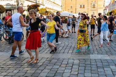 Wroclaw, Polonya - 31 Temmuz 2021: Rueda de Casino pazar meydanında açık etkinlik