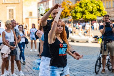 Wroclaw, Polonya - 31 Temmuz 2021: Rueda de Casino pazar meydanında açık etkinlik