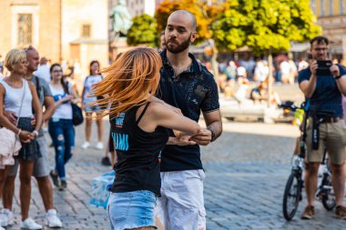 Wroclaw, Polonya - 31 Temmuz 2021: Rueda de Casino pazar meydanında açık etkinlik