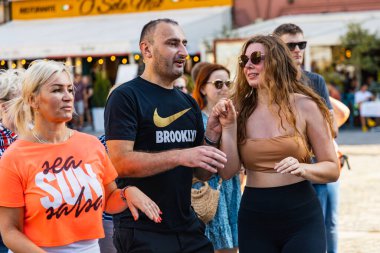 Wroclaw, Polonya - 31 Temmuz 2021: Rueda de Casino pazar meydanında açık etkinlik