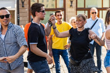 Wroclaw, Polonya - 31 Temmuz 2021: Rueda de Casino pazar meydanında açık etkinlik