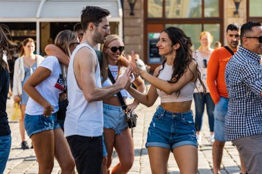 Wroclaw, Polonya - 31 Temmuz 2021: Rueda de Casino pazar meydanında açık etkinlik