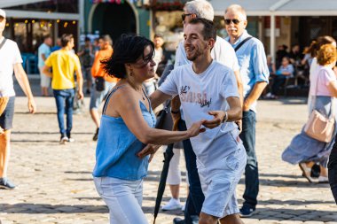 Wroclaw, Polonya - 31 Temmuz 2021: Rueda de Casino pazar meydanında açık etkinlik