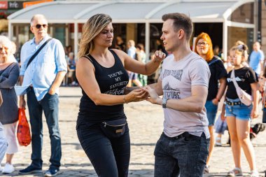 Wroclaw, Polonya - 31 Temmuz 2021: Rueda de Casino pazar meydanında açık etkinlik