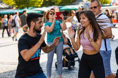 Wroclaw, Polonya - 31 Temmuz 2021: Rueda de Casino pazar meydanında açık etkinlik