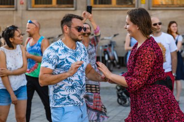 Wroclaw, Polonya - 31 Temmuz 2021: Rueda de Casino pazar meydanında açık etkinlik