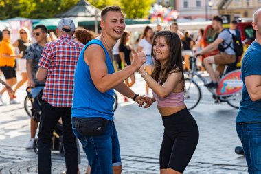 Wroclaw, Polonya - 31 Temmuz 2021: Rueda de Casino pazar meydanında açık etkinlik