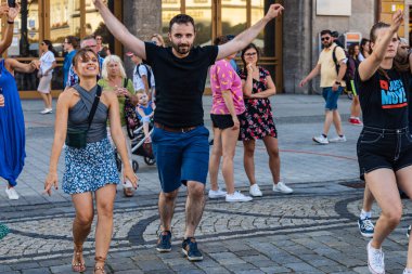 Wroclaw, Polonya - 31 Temmuz 2021: Rueda de Casino pazar meydanında açık etkinlik