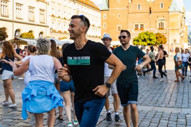 Wroclaw, Polonya - 31 Temmuz 2021: Rueda de Casino pazar meydanında açık etkinlik