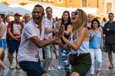 Wroclaw, Polonya - 31 Temmuz 2021: Rueda de Casino pazar meydanında açık etkinlik