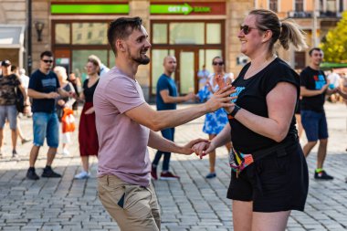 Wroclaw, Polonya - 31 Temmuz 2021: Rueda de Casino pazar meydanında açık etkinlik