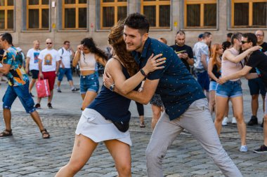 Wroclaw, Polonya - 31 Temmuz 2021: Rueda de Casino pazar meydanında açık etkinlik