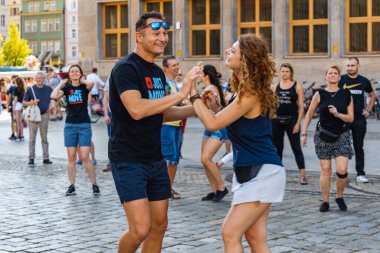 Wroclaw, Polonya - 31 Temmuz 2021: Rueda de Casino pazar meydanında açık etkinlik