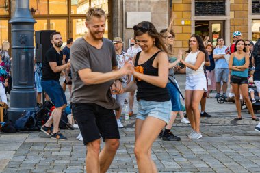 Wroclaw, Polonya - 31 Temmuz 2021: Rueda de Casino pazar meydanında açık etkinlik