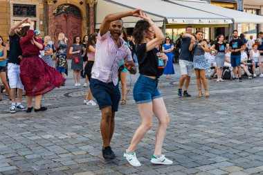 Wroclaw, Polonya - 31 Temmuz 2021: Rueda de Casino pazar meydanında açık etkinlik