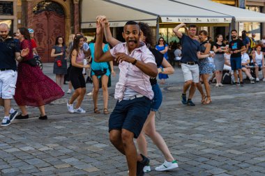 Wroclaw, Polonya - 31 Temmuz 2021: Rueda de Casino pazar meydanında açık etkinlik