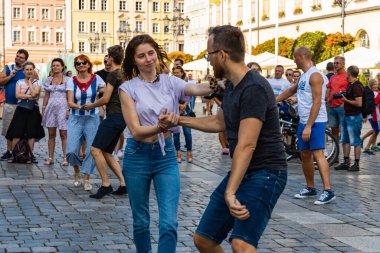 Wroclaw, Polonya - 31 Temmuz 2021: Rueda de Casino pazar meydanında açık etkinlik