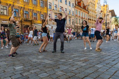 Wroclaw, Polonya - 31 Temmuz 2021: Rueda de Casino pazar meydanında açık etkinlik