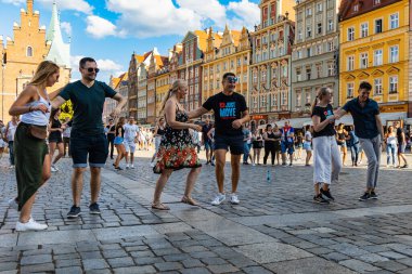 Wroclaw, Polonya - 31 Temmuz 2021: Rueda de Casino pazar meydanında açık etkinlik