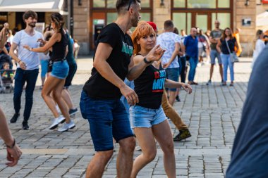 Wroclaw, Polonya - 31 Temmuz 2021: Rueda de Casino pazar meydanında açık etkinlik