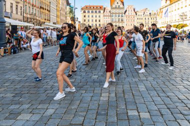 Wroclaw, Polonya - 31 Temmuz 2021: Rueda de Casino pazar meydanında açık etkinlik