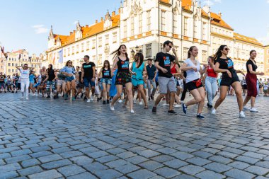 Wroclaw, Polonya - 31 Temmuz 2021: Rueda de Casino pazar meydanında açık etkinlik