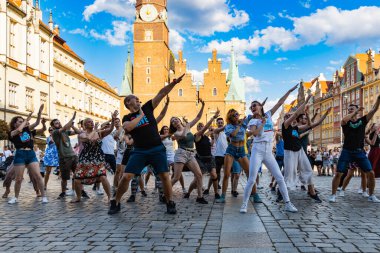 Wroclaw, Polonya - 31 Temmuz 2021: Rueda de Casino pazar meydanında açık etkinlik