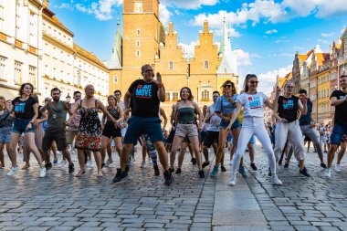 Wroclaw, Polonya - 31 Temmuz 2021: Rueda de Casino pazar meydanında açık etkinlik