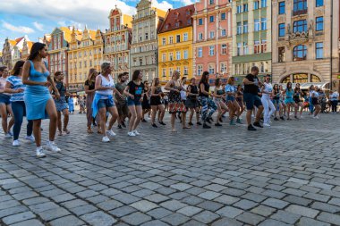 Wroclaw, Polonya - 31 Temmuz 2021: Rueda de Casino pazar meydanında açık etkinlik