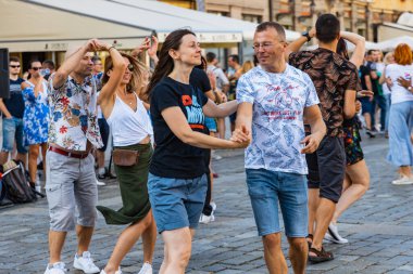 Wroclaw, Polonya - 31 Temmuz 2021: Rueda de Casino pazar meydanında açık etkinlik