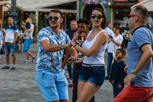 Wroclaw, Polonya - 31 Temmuz 2021: Rueda de Casino pazar meydanında açık etkinlik