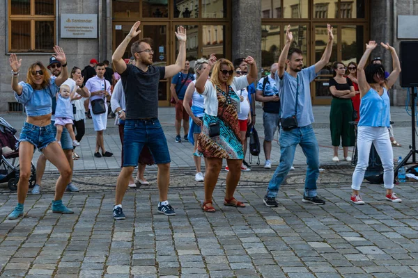 Wroclaw, Polonya - 31 Temmuz 2021: Rueda de Casino pazar meydanında açık etkinlik