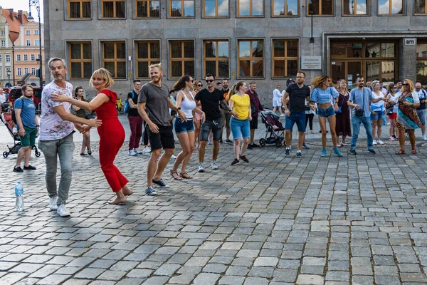 Wroclaw, Polonya - 31 Temmuz 2021: Rueda de Casino pazar meydanında açık etkinlik