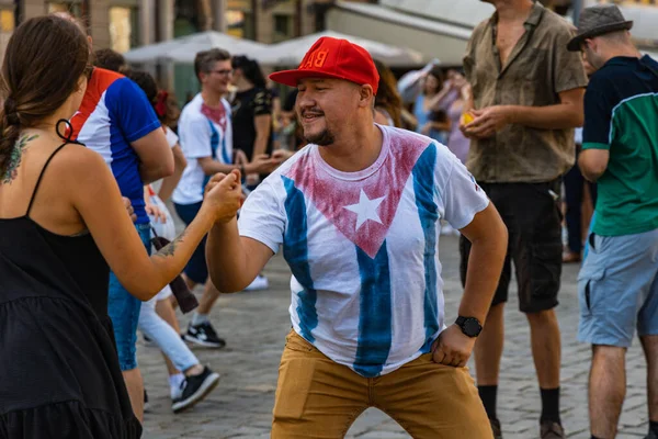 Wroclaw, Polonya - 31 Temmuz 2021: Rueda de Casino pazar meydanında açık etkinlik