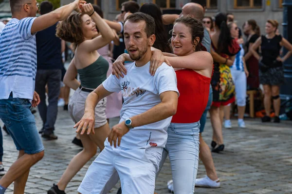 Wroclaw, Polonya - 31 Temmuz 2021: Rueda de Casino pazar meydanında açık etkinlik