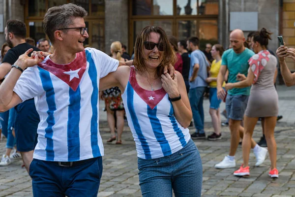 Wroclaw, Polonya - 31 Temmuz 2021: Rueda de Casino pazar meydanında açık etkinlik