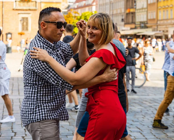 Wroclaw, Polonya - 31 Temmuz 2021: Rueda de Casino pazar meydanında açık etkinlik