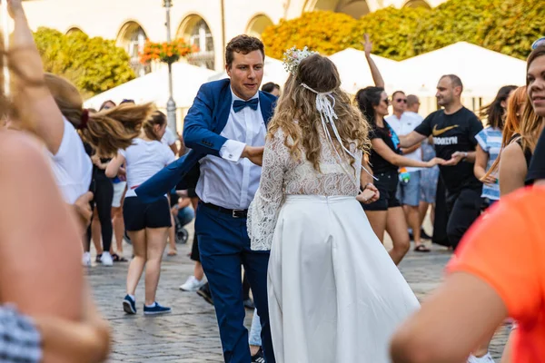 Wroclaw, Polonya - 31 Temmuz 2021: Rueda de Casino pazar meydanında açık etkinlik