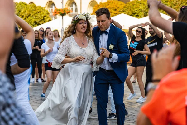 Wroclaw, Polonya - 31 Temmuz 2021: Rueda de Casino pazar meydanında açık etkinlik